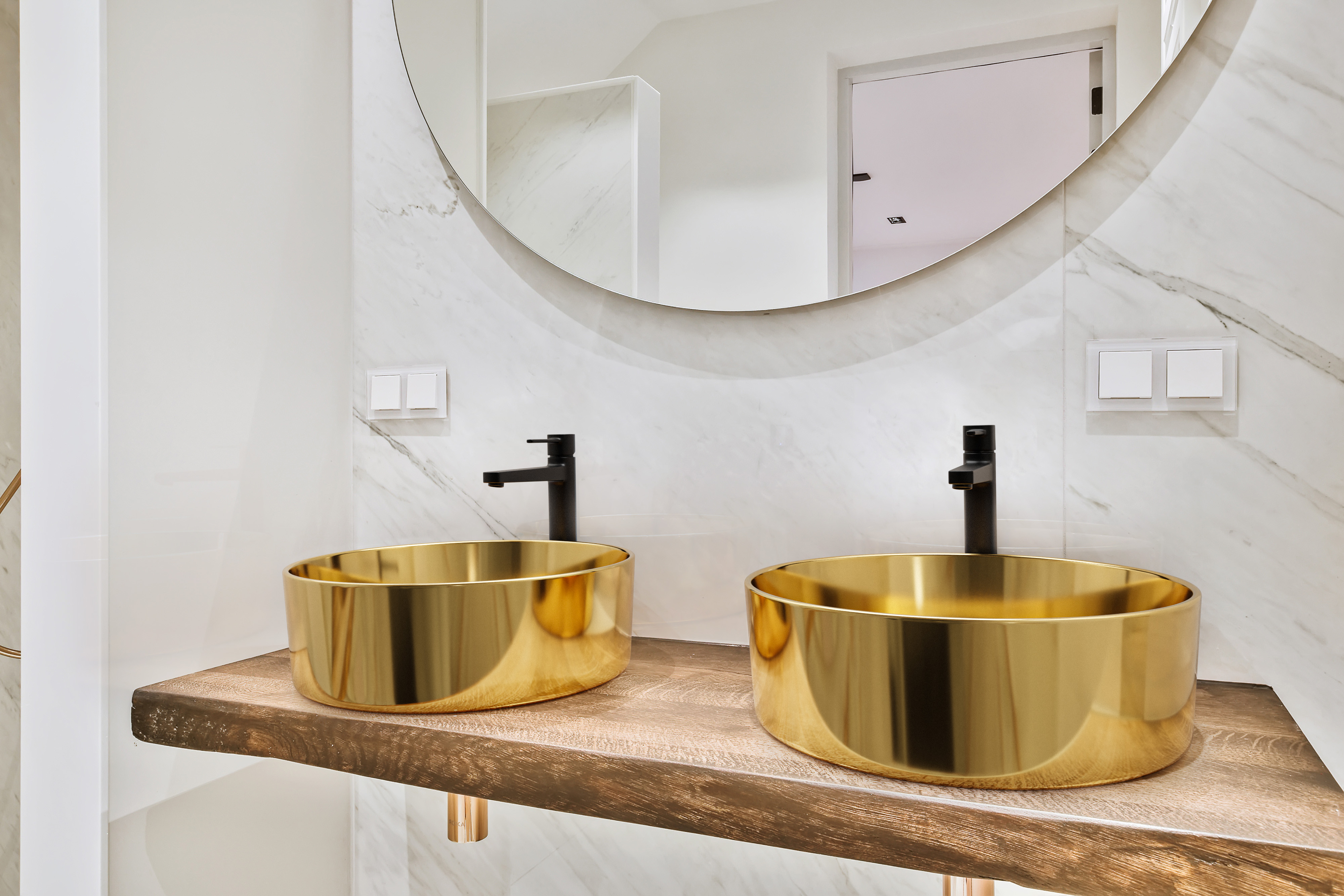 BU-02-W04-aranzacje-bateria-umywalkowa-wysoka-glamour-czarny-2.png&x=1920&y=1080&a=true